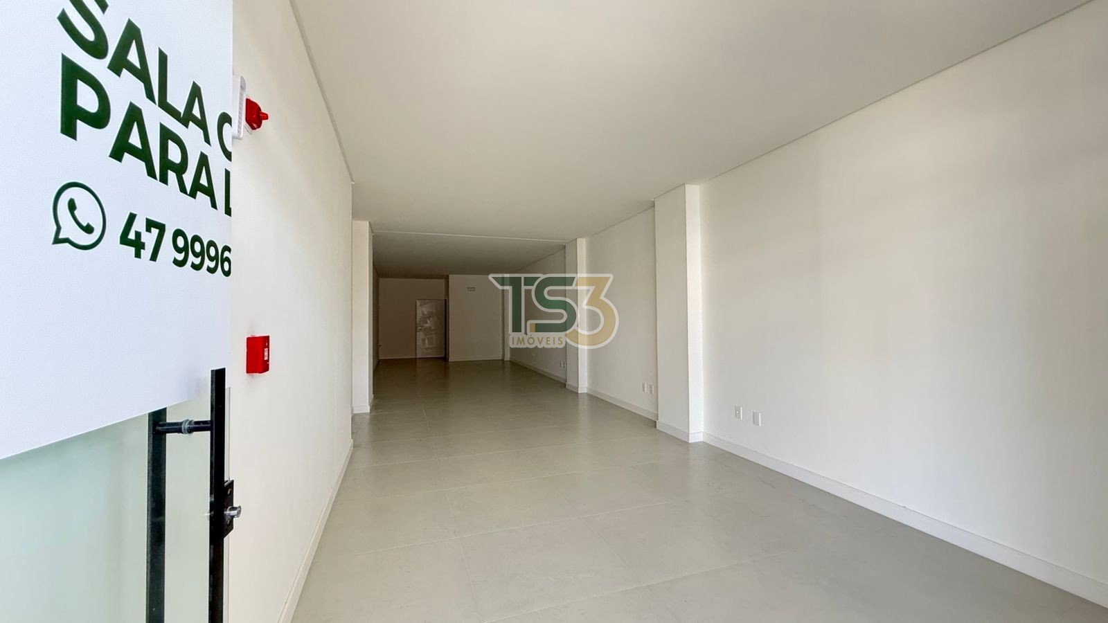 Foto de Sala comercial frente avenida para locação anual em Porto Belo!