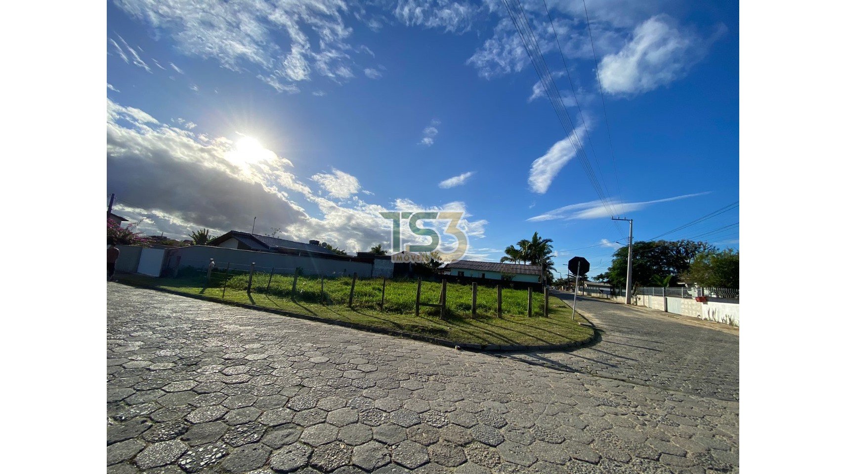 Foto de Amplo terreno de esquina com 557m², ideal para construção residencial ou comercial.