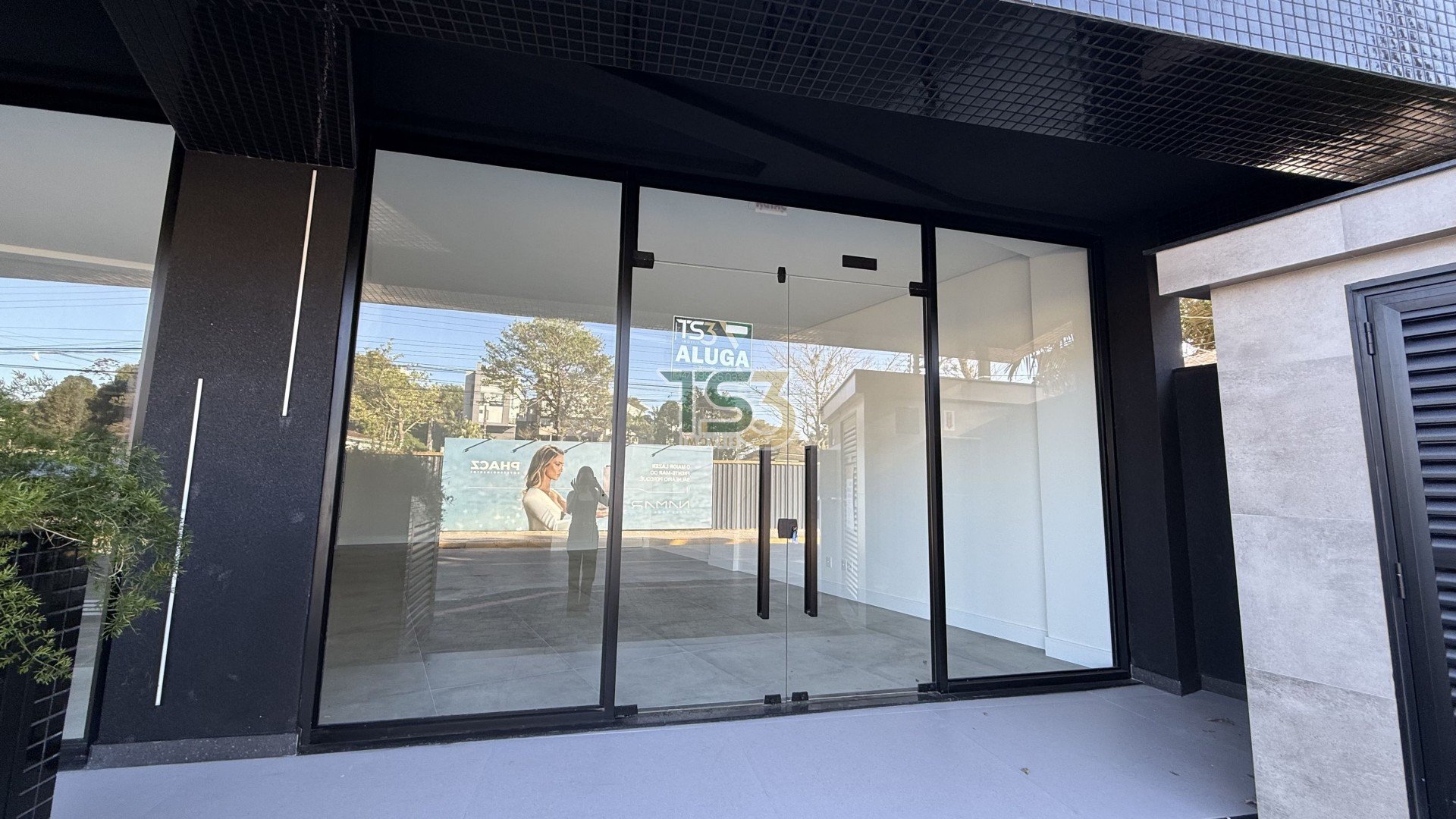 Foto de Sala comercial disponível para locação anual, na Avenida Senador Atílio Fontana!