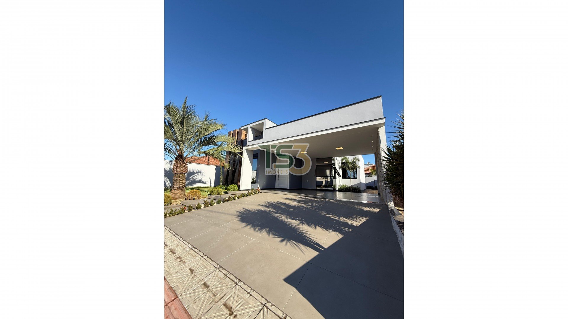 Foto de Linda casa alto padrão pronta para morar com 03 suítes em Tijucas!