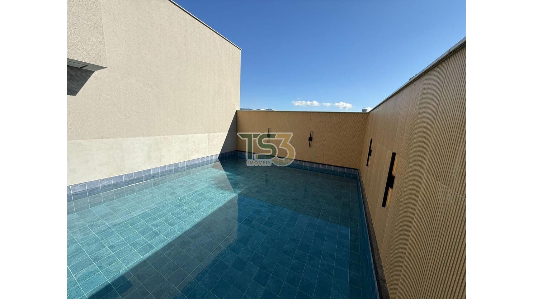 Foto de Apartamento com 02 suítes e, excelente localização em Balneário Perequê