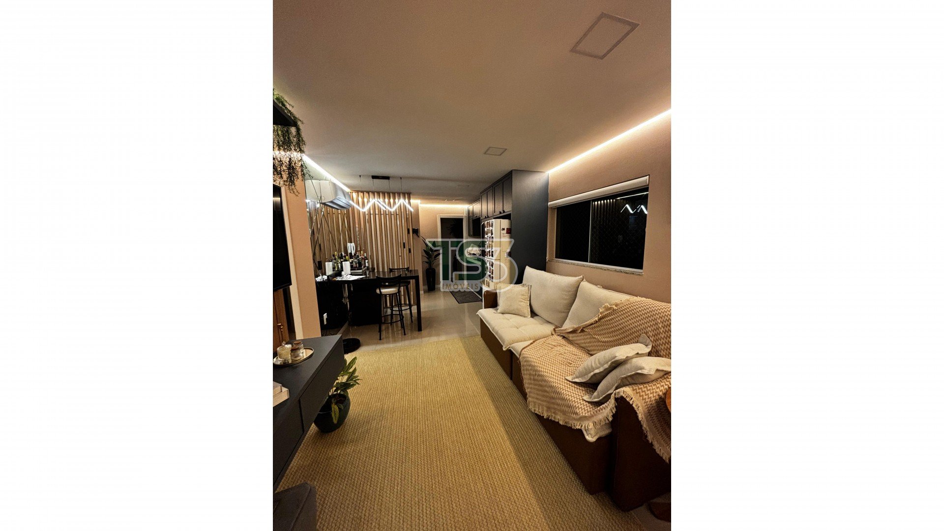 Foto de APARTAMENTO SEMI-MOBILIADO COM EXCELENTE LOCALIZAÇÃO EM BALNEÁRIO PEREQUÊ.