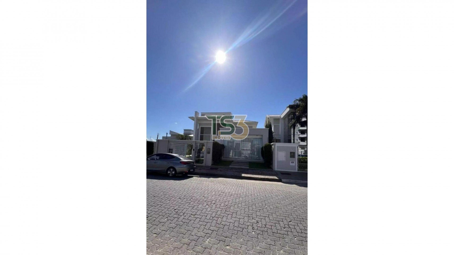 Foto de CASA DE ALTO PADRÃO SEMI-MOBILIADA COM PISCINA E UMA SALA COMERCIAL ANEXADA AO LADO DA CASA