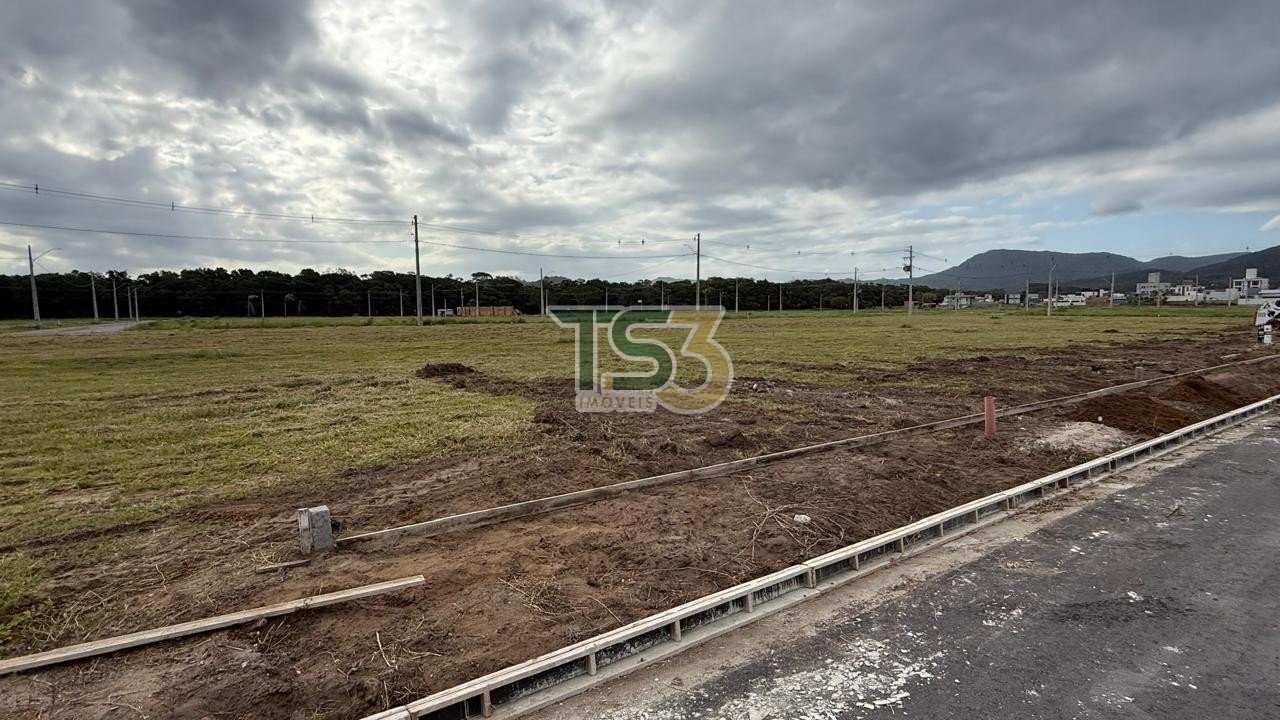 Foto de Amplo terreno no Bosque da Mata, com viabilidade para construção de 3 casa ou um prédio, em Tijucas!