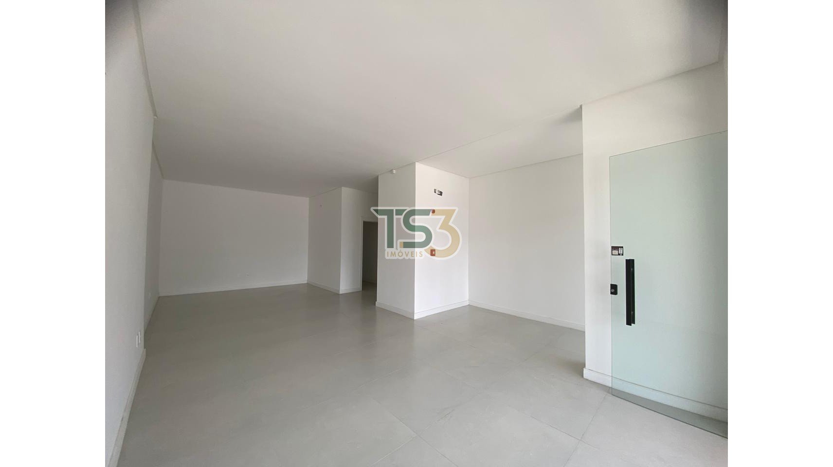 Foto de Sala comercial para locação anual na principal Avenida de Porto Belo, próximo a Havan!