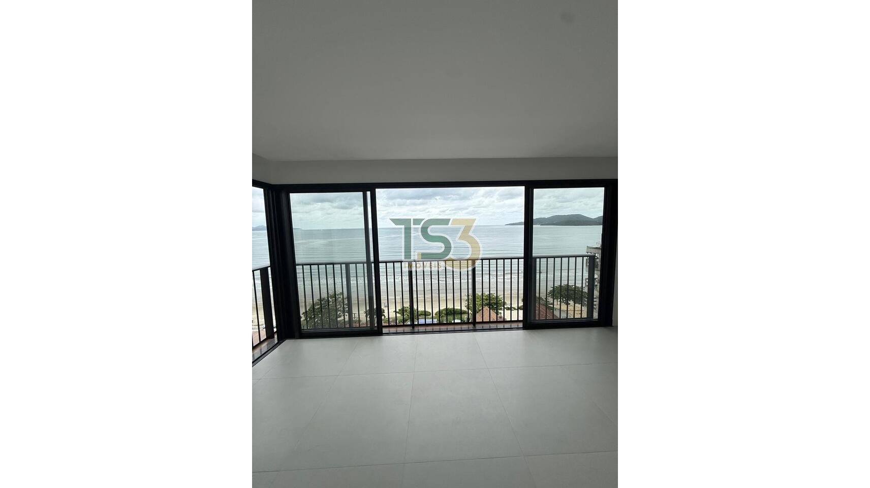 Foto de Apartamento pronto com 02 suítes e vista mar, a apenas 55 metros da praia de Balneário Perequê!