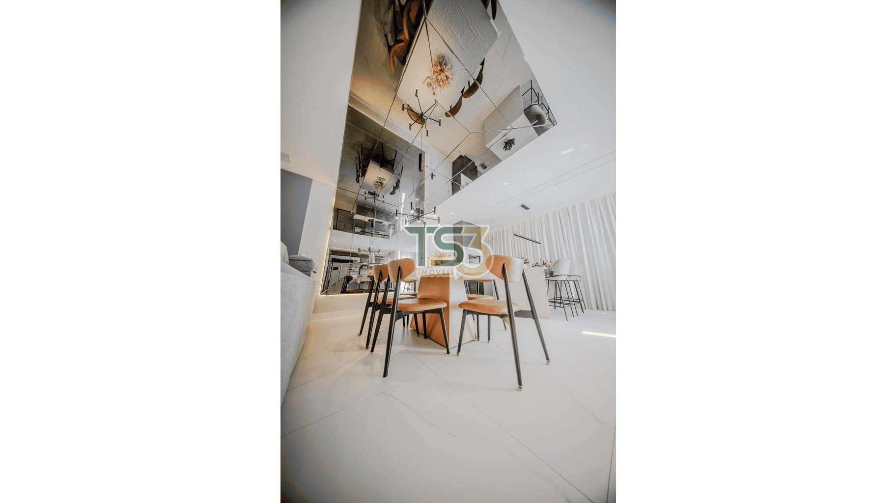 Foto de Apartamento finamente mobiliado com apenas 01 unidade por andar, 03 suítes em Tijucas!