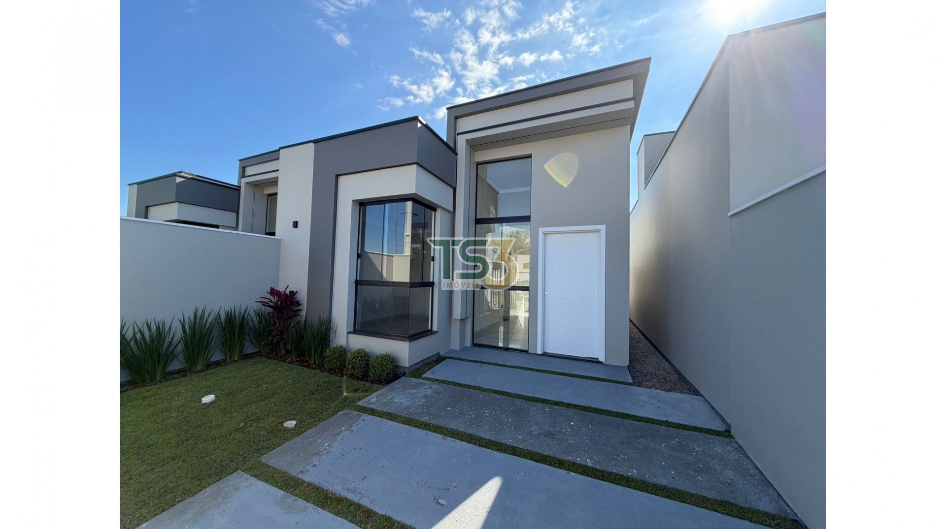 Foto de Casa nova pronta para morar com 02 dormitórios em Canelinha!